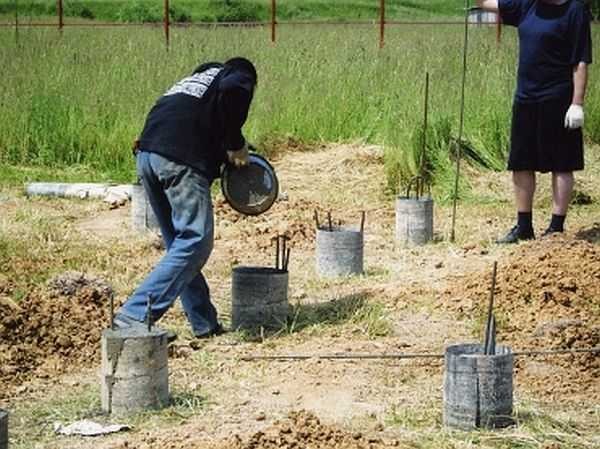 Выставив арматуру и опалубку начинают заливать бетон