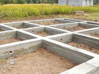 Если бетон заливается прямо на стройплощадке, получаем монолитный фундамент