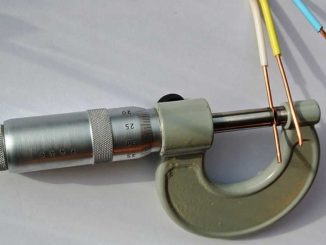 Измерения диаметра провода микрометром более точные, чем механическим штангенциркулем